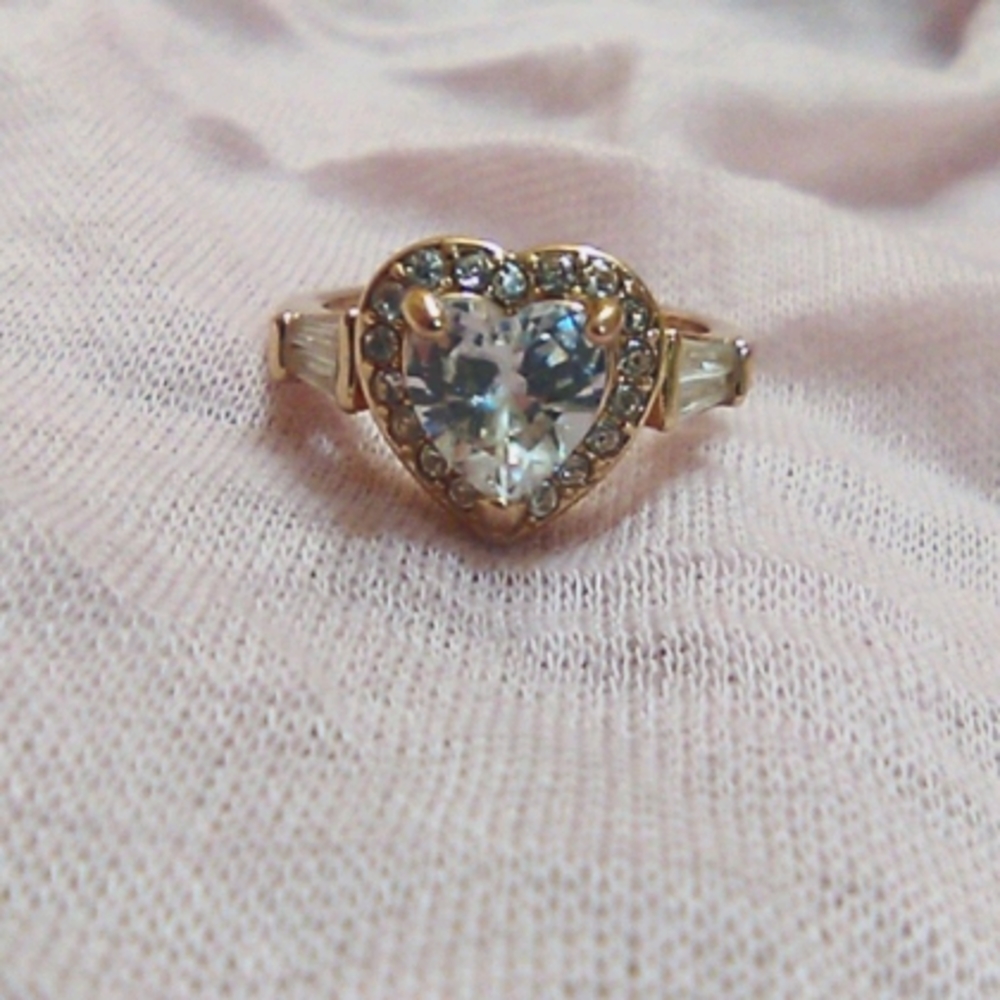 18k gold heart shaped ring